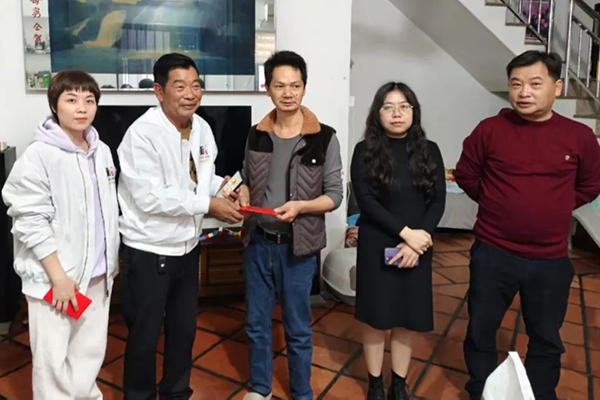 云霄縣云陵工業(yè)開發(fā)區(qū)領(lǐng)導(dǎo)、上坑村村委會(huì)領(lǐng)導(dǎo)與振牌集團(tuán)領(lǐng)導(dǎo)一行慰問困難群眾